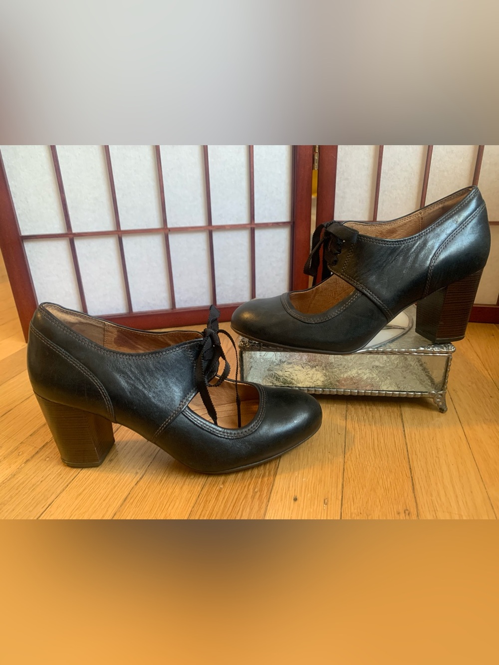 VGUC Clark’s Indigo Black Leather Mary Jane Lace Front Heels in Size 8M